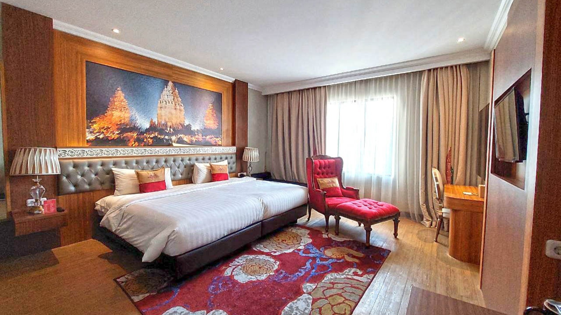 Grand Deluxe Queen Bed
